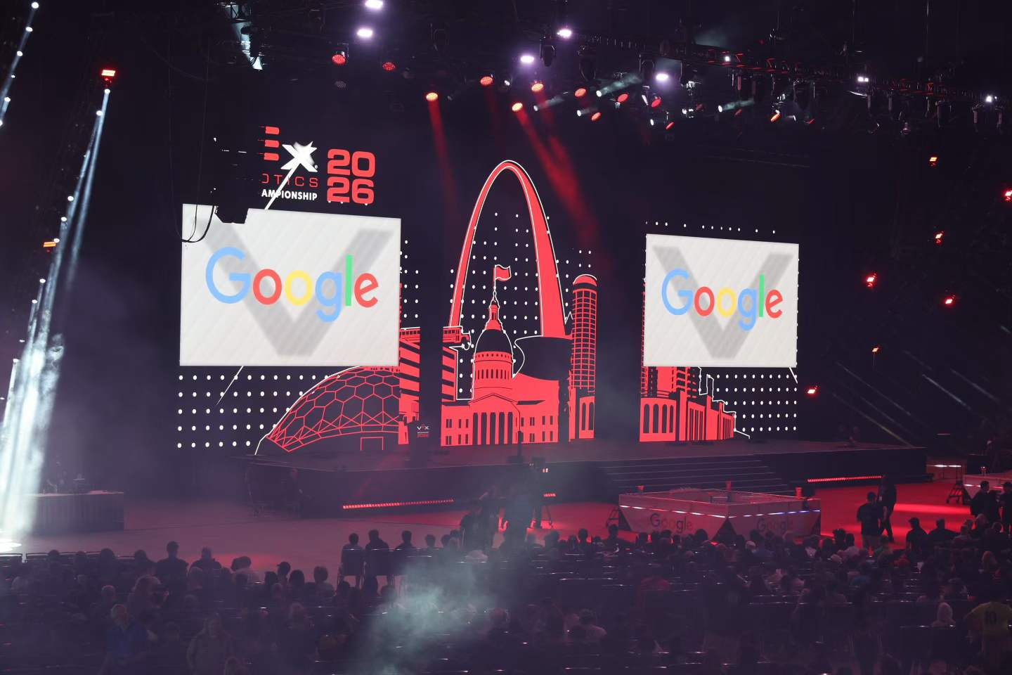 2026 VEX 世锦赛 The Dome — Gateway Arch 大屏 + 灯光烟雾 + 现场观众