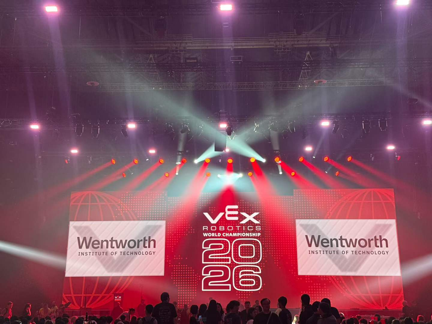 2026 VEX 世锦赛 The Dome — 灯光阵射 + 现场观众 + VEX 2026 大屏