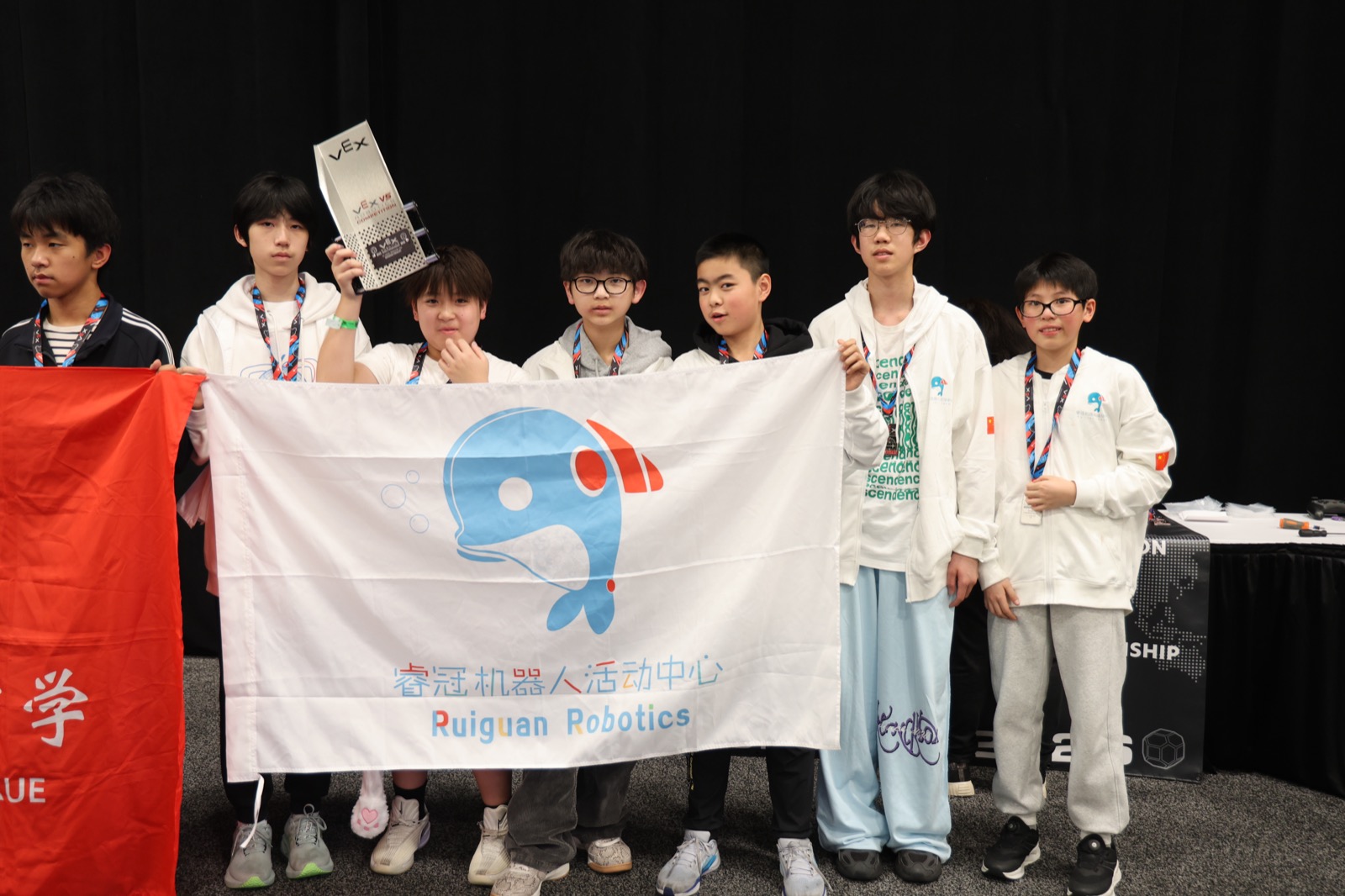 9123Y 初中组 Engineering 分区亚军合影